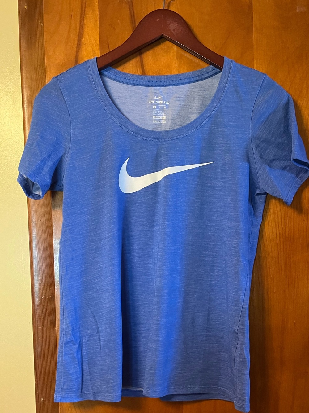Nike Women's Blue Scoop Neck Swoosh Tee size small